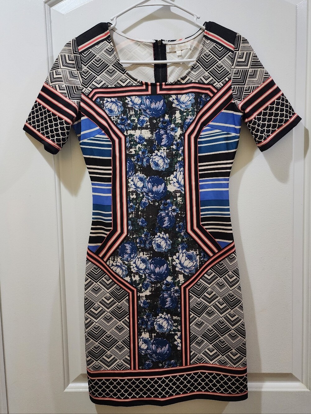 Jealous Tomato Women's Abstract Short Sleeve Scoop Neck Knee Length Dress Small